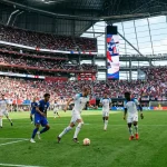 Enski fótboltavallarinn á HM 2026 með hvíta liðsbúninginn á grænni grasflöt