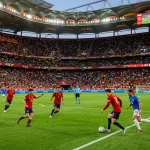 Spænski fótboltavallarinn á HM 2026 með rauða liðsbúninginn á grænni grasflöt